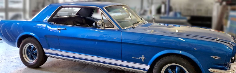 Reconstitution de la décoration de la carrosserie d'une Ford Mustang des années 70